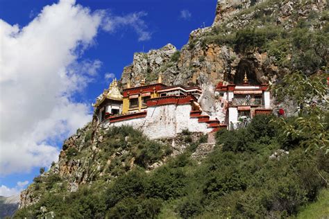 Drak Yerpa : monastery complex with meditation caves - Wonders of Tibet