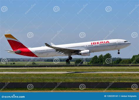 Iberia Airbus A330 editorial photo. Image of airborne - 120239141