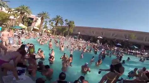 MGM Vegas Poolparty - YouTube