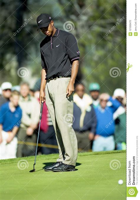 Tiger Woods misses a putt editorial image. Image of misses - 121050470