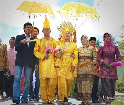 pakaian adat tradisional melayu tanjung pinang kepulauan riau - Cameron Robertson