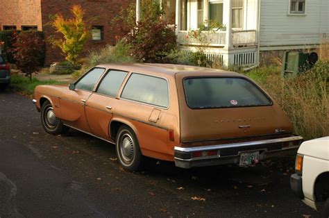 OLD PARKED CARS.: Revisited: 1976 Oldsmobile Vista Cruiser Wagon.