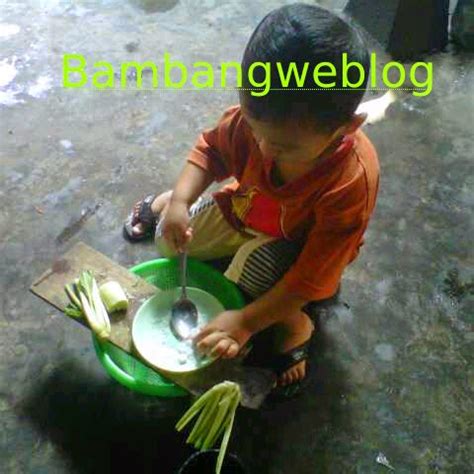 Foto Balita Lucu Bermain Meniru Aktifitas Memasak Ibunya