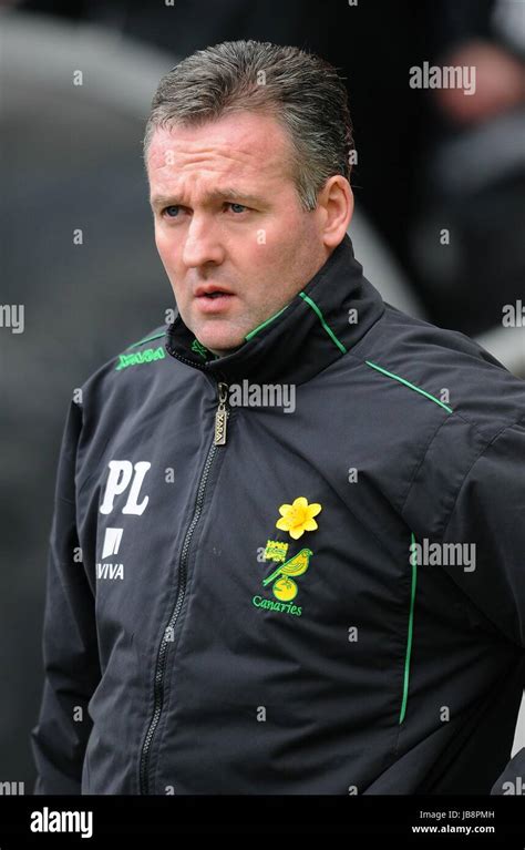 PAUL LAMBERT NORWICH FC MANAGER KC STADIUM HULL ENGLAND 19 March 2011 Stock Photo - Alamy