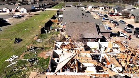 Evalúan los daños causados por un demoledor tornado que azotó la ciudad de Norman, Oklahoma ...