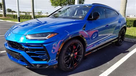 This Urus's color looks great in person : Autos