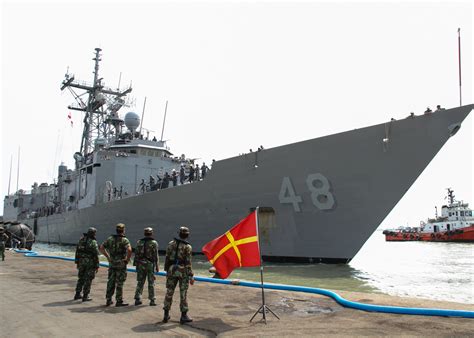 The guided-missile frigate USS Vandegrift (FFG 48) returns to port to conclude the at-sea phase ...