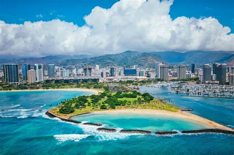 Ala Moana Park Drive in Honolulu - A Scenic Road in Honolulu with ...