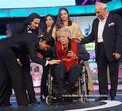 Shashi Kapoor gets 55th Idea Filmfare Lifetime Achievement Award