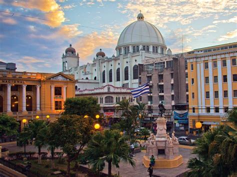 Vista Satelital de Plaza Francisco Morazán - San Salvador - El Salvador. Imágenes o mapas Via ...