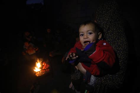 IN PHOTOS: Seeking Warmth in Beith Lahia - Palestine Chronicle