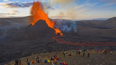 Iceland’s Blue Lagoon closed as 1,000 earthquakes hit in 24 hours | CNN