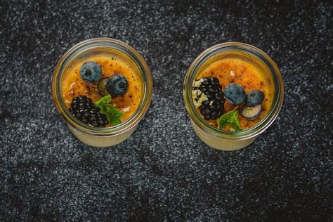 Crème brûlée mit Beeren und Minze in einem Glas - Draufansicht nah - Creative Commons Bilder
