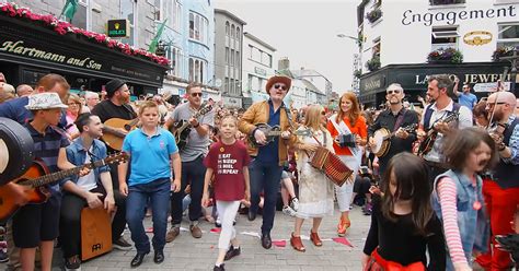 Over 15,000 people perform “Galway Girl” in the streets of Galway ...