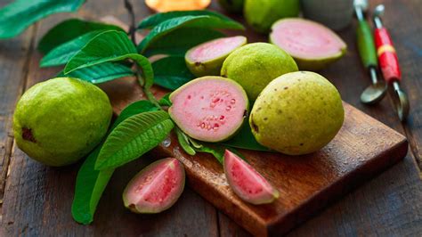 8 Health Benefits of Guava Fruit and Leaves