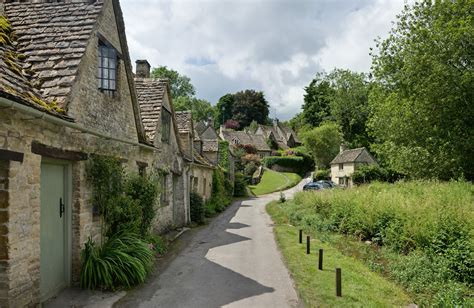 File:Bibury Cottages in the Cotswolds - June 2007.jpg - Wikimedia Commons