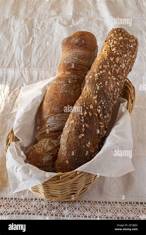 pane speciale, con semi nel cesto vista fronte Stock Photo - Alamy