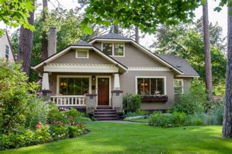 Exterior paint schemes for bungalows (16) | 1920s bungalow, Craftsman house, Bungalow exterior