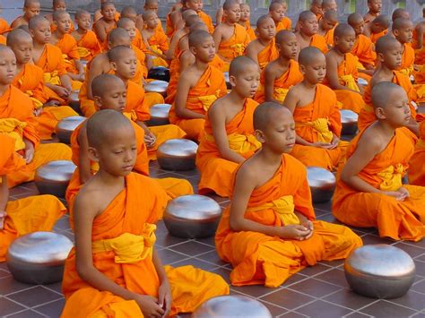 Boeddhisme: Dit zijn kinderen die allemaal oranje kleding dragen en bidden. | Boeddhisme ...