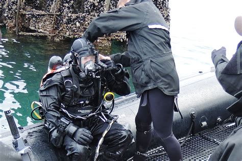 Divers test new lightweight gear : Pacific Navy News