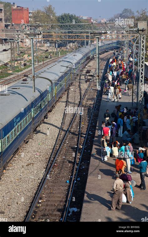 Old delhi railway station hi-res stock photography and images - Alamy