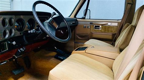 Restored 1987 GMC Suburban Is Livin' Large | Motorious