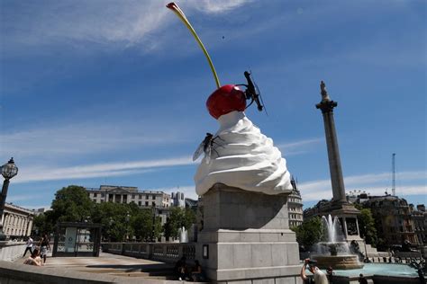 Artista mexicana a la Trafalgar Square de Londres en 2024 | Independent Español