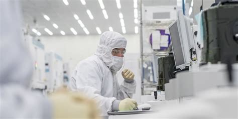 Applied Materials Stock Slips on Weak Earnings - Barron's