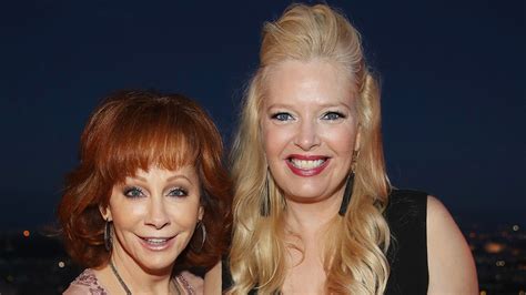 Reba McEntire's 'Reba' Co-Star Melissa Peterman Reacts to Her Being a ...