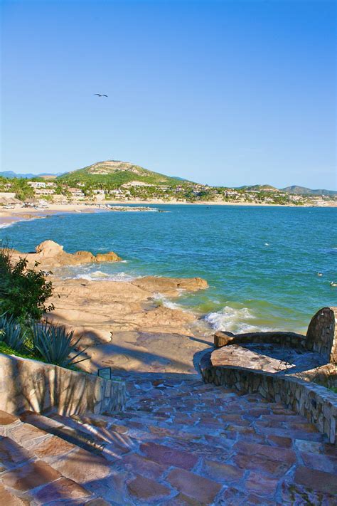 the steps lead down to the beach from the water's edge, leading into the ocean