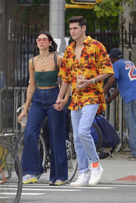 Dua Lipa and boyfriend Isaac Carew hold hands on the streets of SOHO in New York | Moda estilo ...