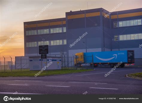 Truck Trailer Logo Amazon Prime Entering Amazon Logistics Center ...