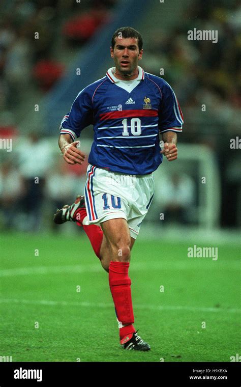 ZINEDINE ZIDANE FRANCE & JUVENTUS 12 July 1998 Stock Photo - Alamy