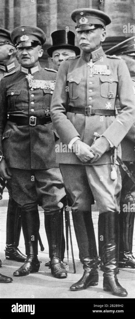 The short-term Reich Chancellor Kurt von Schleicher (left) and the Chief of the Reichswehr ...