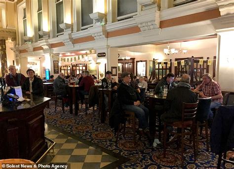 Wetherspoon pubs will remain open but drinkers must use cards - Celebrities Major