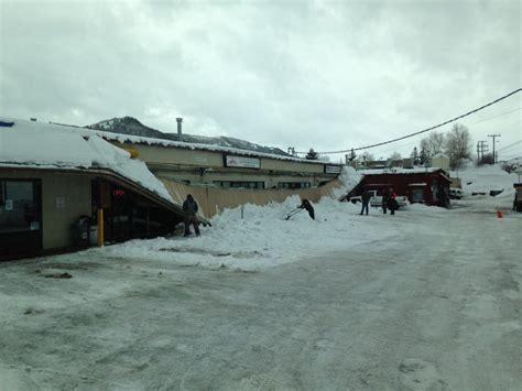 Snow destroys Eagle-Vail awning | VailDaily.com