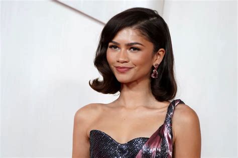 Zendaya shows off her baby bump in a crop top and skirt so sheer it shows her paոties falling ...