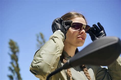 BMW ConnectedRide Smartglasses make bike riding safer with integrated HUD display - Yanko Design ...