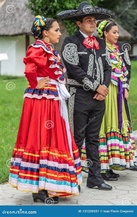 Mexican Dancers in Traditional Costume Editorial Photo - Image of ornate, embroidery: 131339551