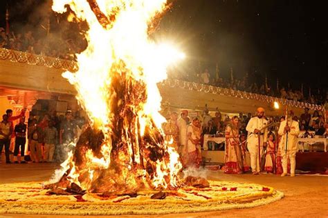 Holika Dahan 2020: Auspicious Muhurta, Special Significance, and Much More!