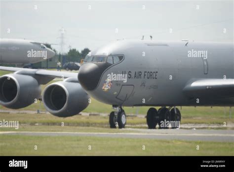 Raf voyager tanker aircraft crew hi-res stock photography and images - Alamy