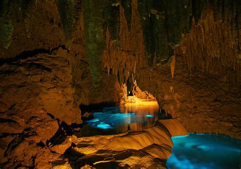 Gyokusendo Cave – An Exotic World of Water and Stone