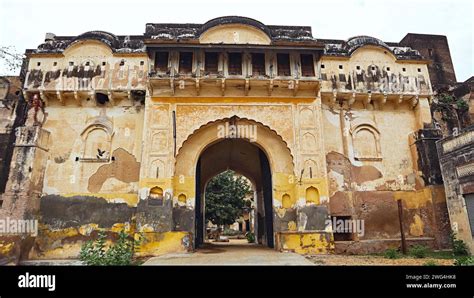 Ruined Entrance of Jhunjhunu Fort, Rajasthan, India Stock Photo - Alamy