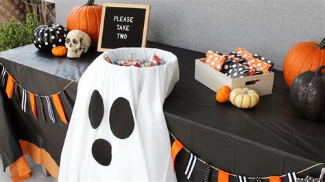 DIY Socially Distant Halloween Trick-or-Treat Table in 2023 | Halloween party table decorations ...