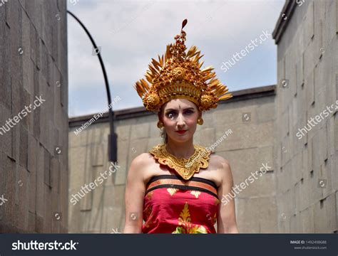 Balinese Dancer Traditional Costume Gold Crown Stock Photo 1492498688 ...