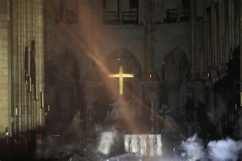 实拍巴黎圣母院大火 800年历史建筑付诸一炬|巴黎圣母院|大火|尖顶_新浪新闻