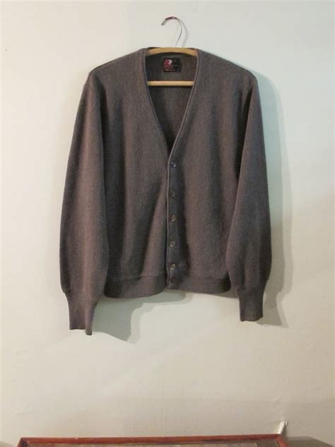 KURT COBAiN CARDiGAN iN BROWN. MENS MEDiUM.