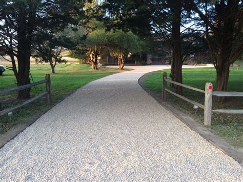 Pea gravel drive, beautiful | Landscape plans, Rock driveway, Pea gravel