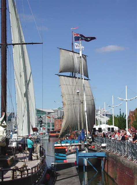 Hull Marina © Paul Glazzard cc-by-sa/2.0 :: Geograph Britain and Ireland