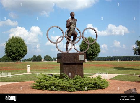 Statue of jesse owens hi-res stock photography and images - Alamy